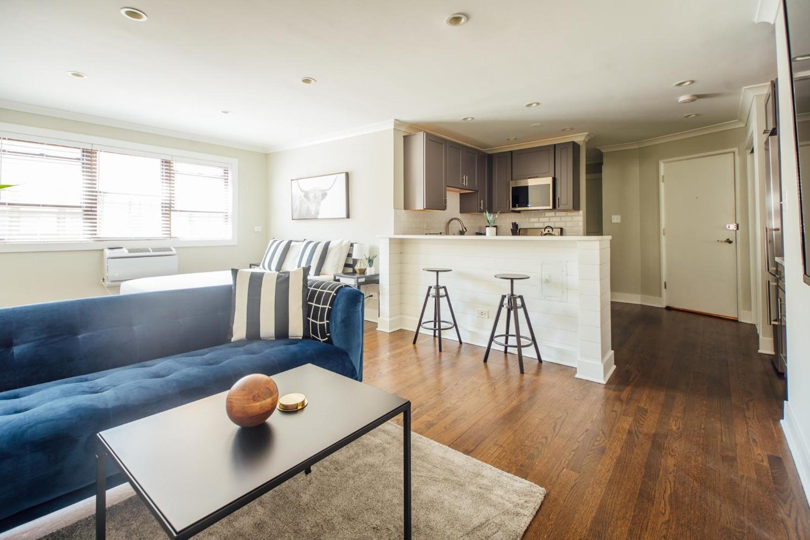 Cozy and Pristine Studio Apt in Lakeview A2 Main image 1